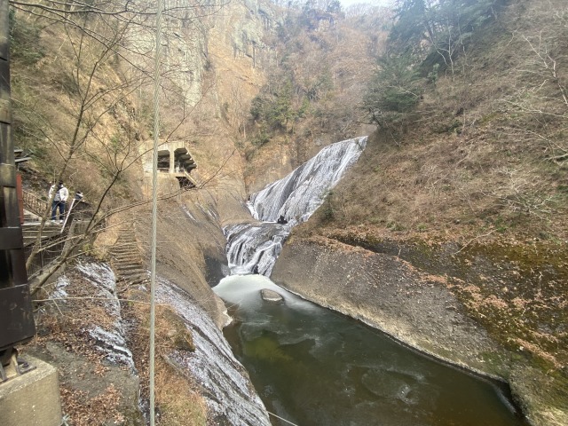吊橋から見た袋田の滝
