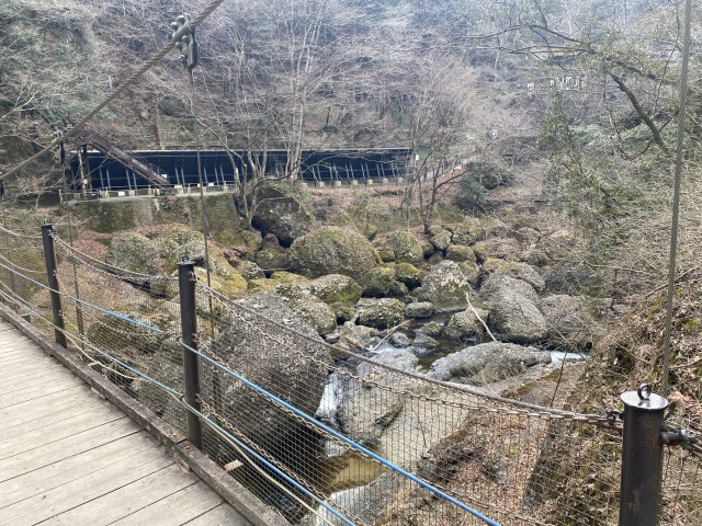 袋田の滝の吊橋の先の道