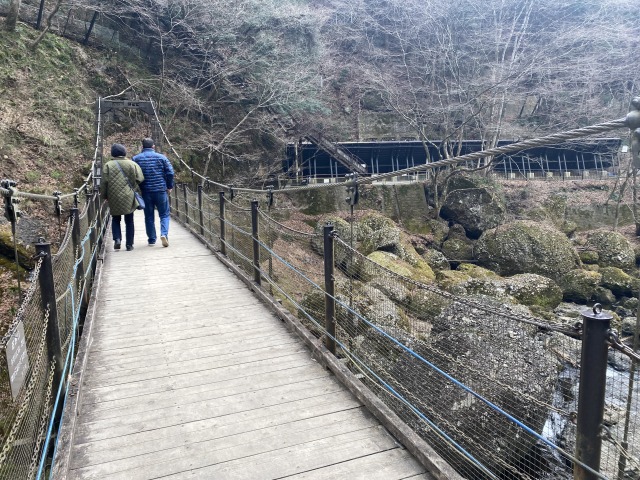 袋田の滝の吊橋を渡る