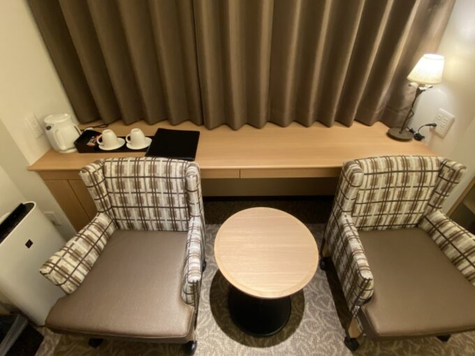 「神戸ルミナスホテル三宮」客室：ソファ＆ミニテーブル