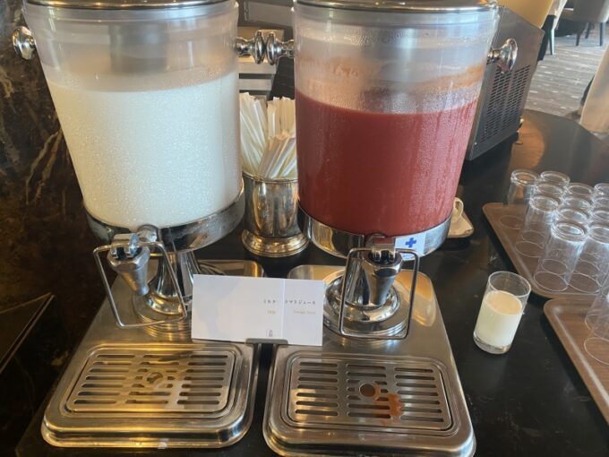 横浜ロイヤルパークホテルの朝食ビュッフェ　ミルク＆トマトジュース
